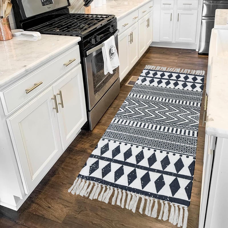 USTIDE سجادة منطقة قطنية طويلة للغاية من USTIDE مع حواف منسوجة يدويًا سجادة مطبوعة عداء مطبخ سجادة قابلة للغسل مدخل لغرفة النوم والمطبخ وغرفة الغسيل (2.3 قدم × 6 قدم، أسود وكريم) - Image 3